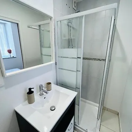 L'elegant Courcelles - Cour Privee - Centre-ville Apartment Reims